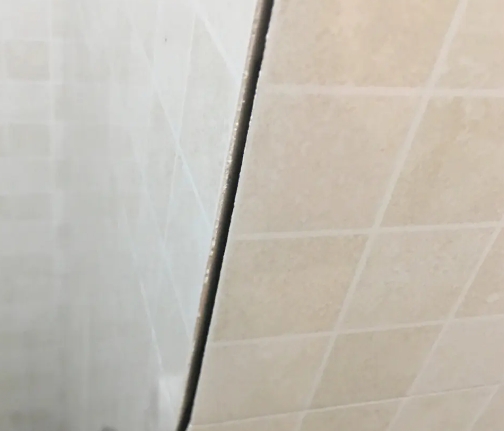 胶州瓷砖空鼓维修公司分享阳台瓷砖脱落的修复过程可以分为以下几个步骤