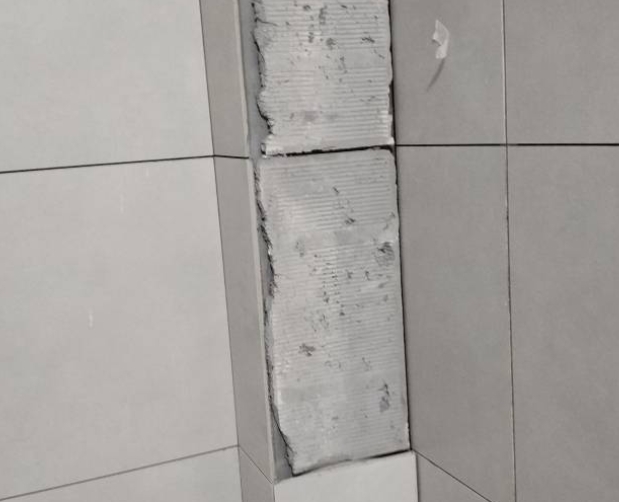 胶州瓷砖空鼓维修公司分享下瓷砖施工前基层浇水润湿程度不足，可能导致以下问题