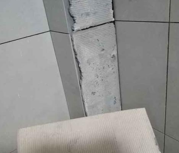 胶州瓷砖空鼓维修公司分享下厨房瓷砖脱落的补救措施。
